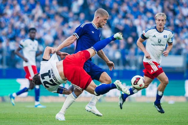 Testspiel: Hamburger SV vs. FC Kopenhagen, 04.10.2026 Nicolai Remberg (Hamburger SV, 21) gegen Andreas Cornelius (FC Kopenhagen, 14) im Zweikampf; Fußball, Testspiel: Hamburger SV vs. FC Kopenhagen am 04.10.2026 im Volksparkstadion, Hamburg DFL REGULATIONS PROHIBIT ANY USE OF PHOTOGRAPHS AS IMAGE SEQUENCES AND OR QUASI-VIDEO. Copyright: xBEAUTIFULxSPORTS Tonhäuserx