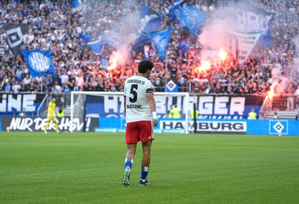 Foto : Martin ADELINE ( HSV ) im Feuer der Trauernden Nogly Fans Fussball Bundesliga , Freundschaftsspiel am So. 04.10.2026 Hamburger SV - FC Kopenhagen