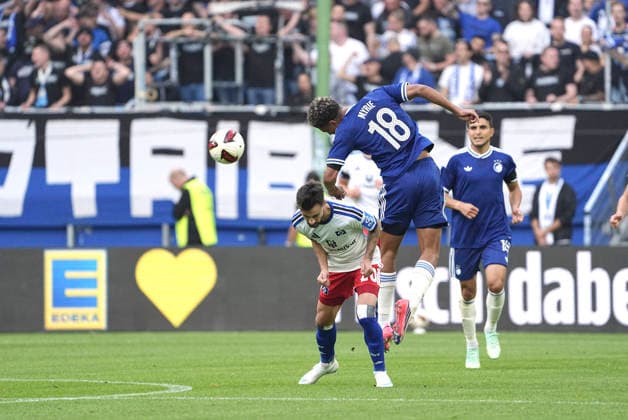 Foto : Fabio Daniel VIEIRA ( HSV ) gegen Kenay MYRIE , rechts Fussball Bundesliga , Freundschaftsspiel am So. 04.10.2026 Hamburger SV - FC Kopenhagen