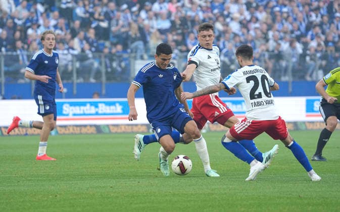 Foto : Mohamed ELYOUNOUSSI gegen Fabio Daniel VIEIRA und Nicolai REMBERG ( HSV ) Fussball Bundesliga , Freundschaftsspiel am So. 04.10.2026 Hamburger SV - FC Kopenhagen