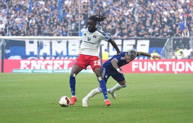 Foto : Jordan Torunarigha ( HSV ) gegen Maher CARRIZO , rechts Fussball Bundesliga , Freundschaftsspiel am So. 04.10.2026 Hamburger SV - FC Kopenhagen