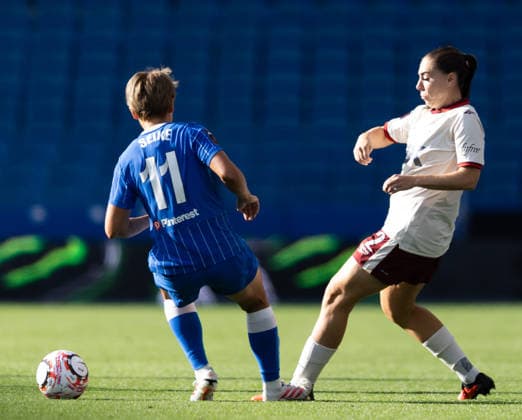 Brighton and Hove Albion Women v Charlton Athletic Women Barclays Women s Super League Kiko Seike of Brighton and Hove Albion Women battles for the ball with Ellie Mason of Charlton Athletic Women during the Barclays Women s Super League match at the American Express Stadium, Brighton and Hove 04 10 2026 UK Newspapers OUT Copyright: xBenxPetersx FIL-24015-0127