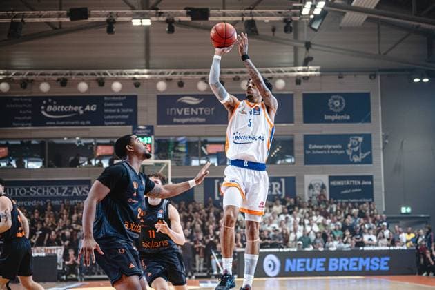 easycredit BBL Basketball Bundesliga 2026 2027 4. Spieltag Science City Jena vs NINERS Chemnitz am 04.10.2026 Terrence Edwards JR. (Jena) beim Wurf Sparkassen Arena