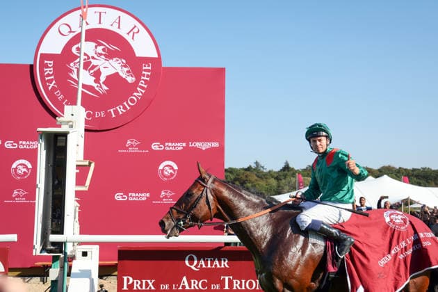 04.10.2026, Longchamp, Paris, FRA - Daryz with Mickael Barzalona up after winning the Qatar Prix de l Arc de Triomphe. ParisLongchamp racecourse. (Pferd, Jockey, Daryz, Barzalona, Sieg) 261004D545LONGCHAMP.JPG