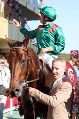 04.10.2026, Longchamp, Paris, FRA - Daryz with Mickael Barzalona up after winning the Qatar Prix de l Arc de Triomphe. ParisLongchamp racecourse. (Pferd, Jockey, Daryz, Barzalona, Sieg) 261004D548LONGCHAMP.JPG