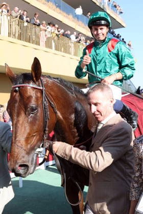 04.10.2026, Longchamp, Paris, FRA - Daryz with Mickael Barzalona up after winning the Qatar Prix de l Arc de Triomphe. ParisLongchamp racecourse. (Pferd, Jockey, Daryz, Barzalona, Sieg) 261004D549LONGCHAMP.JPG