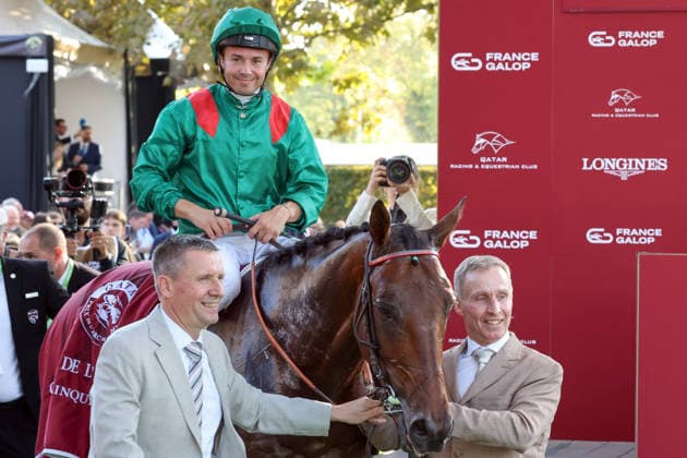 04.10.2026, Longchamp, Paris, FRA - Daryz with Mickael Barzalona up after winning the Qatar Prix de l Arc de Triomphe. ParisLongchamp racecourse. (Pferd, Jockey, Daryz, Barzalona, Sieg) 261004D550LONGCHAMP.JPG