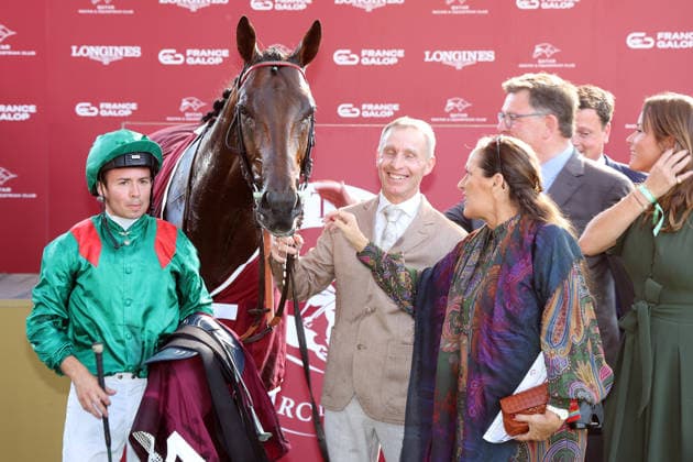 04.10.2026, Longchamp, Paris, FRA - Daryz with Mickael Barzalona and connection after winning the Qatar Prix de l Arc de Triomphe. ParisLongchamp racecourse. (Pferd, Jockey, Daryz, Barzalona, Sieg) 261004D552LONGCHAMP.JPG