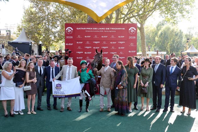 04.10.2026, Longchamp, Paris, FRA - Daryz with Mickael Barzalona and connection after winning the Qatar Prix de l Arc de Triomphe. ParisLongchamp racecourse. (Pferd, Jockey, Daryz, Barzalona, Sieg) 261004D553LONGCHAMP.JPG