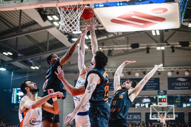 easycredit BBL Basketball Bundesliga 2026 2027 4. Spieltag Science City Jena vs NINERS Chemnitz am 04.10.2026 Christian Skladanowski (Jena) im Duell am Ball gegen drei Gegenspieler, Korbleger Sparkassen Arena