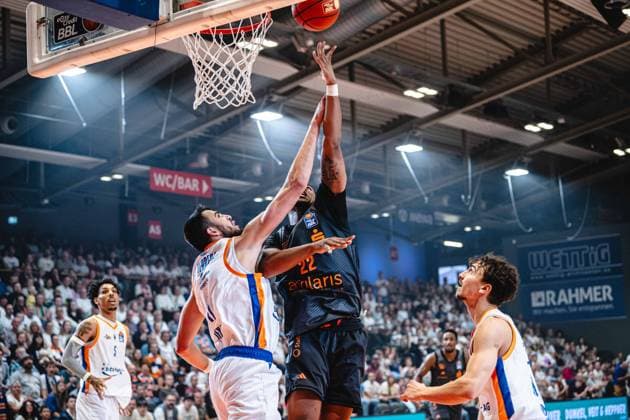 easycredit BBL Basketball Bundesliga 2026 2027 4. Spieltag Science City Jena vs NINERS Chemnitz am 04.10.2026 Nighael Ceaser (Chemnitz) beim Korbleger gegen Alexander Herrera (Jena) Sparkassen Arena