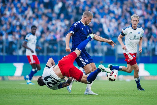 Testspiel: Hamburger SV vs. FC Kopenhagen, 04.10.2026 Nicolai Remberg (Hamburger SV, 21) gegen Andreas Cornelius (FC Kopenhagen, 14) im Zweikampf; Fußball, Testspiel: Hamburger SV vs. FC Kopenhagen am 04.10.2026 im Volksparkstadion, Hamburg DFL REGULATIONS PROHIBIT ANY USE OF PHOTOGRAPHS AS IMAGE SEQUENCES AND OR QUASI-VIDEO. Copyright: xBEAUTIFULxSPORTS Tonhäuserx