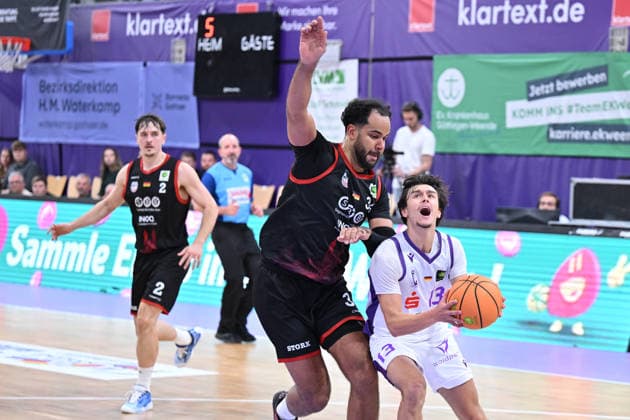 BG Göttingen - SBB Börde Baskets Wolmirstedt 04.10.2026, Göttingen: Basketball: 2. Bundesliga, ProA, BG Göttingen - SBB Börde Baskets Wolmirstedt, 3. Spieltag, Sparkassen-Arena. Gaston Nguyen (r, BG Göttingen) zieht zum Korb gegen Akim-Jamal Jonah (l, SBB Börde Baskets Wolmirstedt). Göttingen Niedersachsen Deutschland