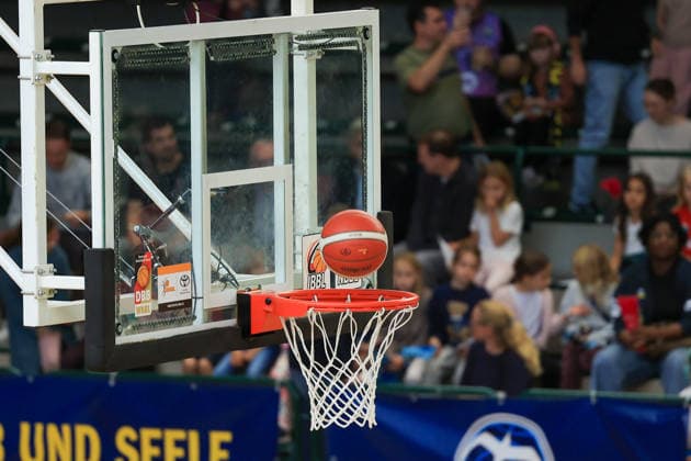 2026_10_04, Basketball, Alba Berlin Frauen vs BC Marburg, 1. Damen-Basketball-Bundesliga (DBBL), Spieltag 1 , Sömmeringhalle Berlin Ball im Korb Berlin Berlin Deutschland