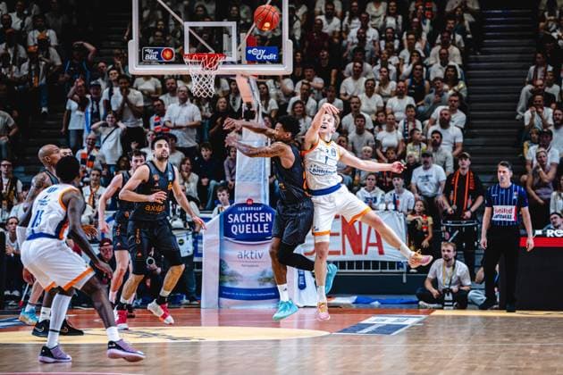 easycredit BBL Basketball Bundesliga 2026 2027 4. Spieltag Science City Jena vs NINERS Chemnitz am 04.10.2026 Duell in der Luft um den Ball v.li. Urald King (Chemnitz) gegen Raphael Falkenthal (Jena) Sparkassen Arena