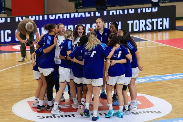 2026_10_04, Basketball, Alba Berlin Frauen vs BC Marburg, 1. Damen-Basketball-Bundesliga (DBBL), Spieltag 1 , Sömmeringhalle Berlin Alba Berlin schwört sich ein Berlin Berlin Deutschland