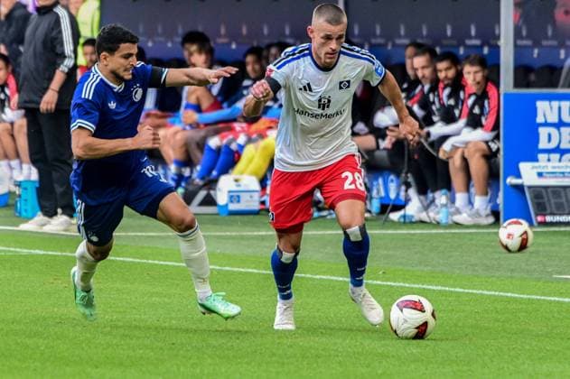 Miro Muheim ( HSV ) 10 Mohamed Elyounoussi ( Kopenhagen ) Deutschland , Hamburg , Volksparkstadion , Fussball , 1. Bundesliga , Test , Hamburger SV - FC Kopenhagen