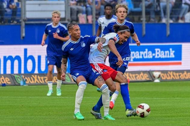 Yussuf Poulsen ( HSV ) 16 Robert ( Kopenhagen ) Deutschland , Hamburg , Volksparkstadion , Fussball , 1. Bundesliga , Test , Hamburger SV - FC Kopenhagen