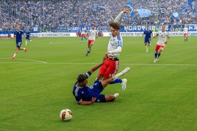 Otto Stange ( HSV ) 18 Kenay Myrie ( Kopenhagen ) Deutschland , Hamburg , Volksparkstadion , Fussball , 1. Bundesliga , Test , Hamburger SV - FC Kopenhagen