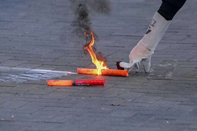Pyrotechnik Fackel Feuer wird mit Schutz Handschuh aufgenommen Deutschland , Hamburg , Volksparkstadion , Fussball , 1. Bundesliga , Test , Hamburger SV - FC Kopenhagen