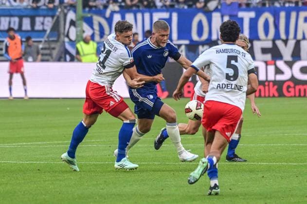 Nicolai Remberg ( HSV ) 14 Andreas Cornelius ( Kopenhagen ) Deutschland , Hamburg , Volksparkstadion , Fussball , 1. Bundesliga , Test , Hamburger SV - FC Kopenhagen
