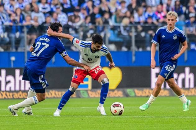 Vieira Fabio ( HSV ) 27 Thomas Delaney ( Kopenhagen ) Deutschland , Hamburg , Volksparkstadion , Fussball , 1. Bundesliga , Test , Hamburger SV - FC Kopenhagen