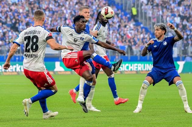 Miro Muheim Lokonga Albert Sambi ( HSV ) 14 Andreas Cornelius Maher Carrizo ( Kopenhagen ) Deutschland , Hamburg , Volksparkstadion , Fussball , 1. Bundesliga , Test , Hamburger SV - FC Kopenhagen