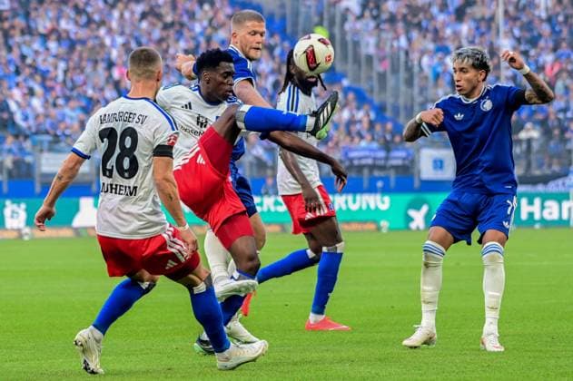 Miro Muheim Lokonga Albert Sambi ( HSV ) 14 Andreas Cornelius Maher Carrizo ( Kopenhagen ) Deutschland , Hamburg , Volksparkstadion , Fussball , 1. Bundesliga , Test , Hamburger SV - FC Kopenhagen
