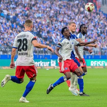 Lokonga Albert Sambi ( HSV ) 14 Andreas Cornelius ( Kopenhagen ) Deutschland , Hamburg , Volksparkstadion , Fussball , 1. Bundesliga , Test , Hamburger SV - FC Kopenhagen