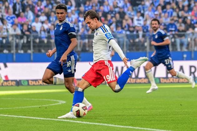 Otto Stange ( HSV ) 18 Kenay Myrie ( Kopenhagen ) Deutschland , Hamburg , Volksparkstadion , Fussball , 1. Bundesliga , Test , Hamburger SV - FC Kopenhagen