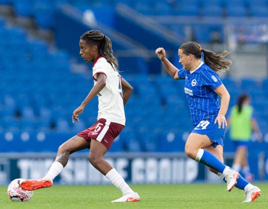 Brighton and Hove Albion Women v Charlton Athletic Women Barclays Women s Super League Elisha N Dow of Charlton Athletic Women in possession during the Barclays Women s Super League match at the American Express Stadium, Brighton and Hove 04 10 2026 UK Newspapers OUT Copyright: xBenxPetersx FIL-24015-0133