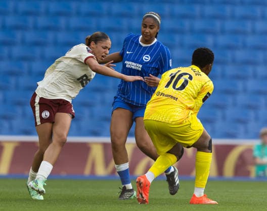 Brighton and Hove Albion Women v Charlton Athletic Women Barclays Women s Super League Gabby George of Brighton and Hove Albion Women battles for the ball with Lorena Azzaro of Charlton Athletic Women during the Barclays Women s Super League match at the American Express Stadium, Brighton and Hove 04 10 2026 UK Newspapers OUT Copyright: xBenxPetersx FIL-24015-0138
