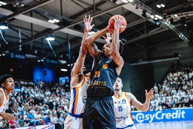 easycredit BBL Basketball Bundesliga 2026 2027 4. Spieltag Science City Jena vs NINERS Chemnitz am 04.10.2026 Urald King (Chemnitz) Duell gegen drei Gegenspieler Sparkassen Arena