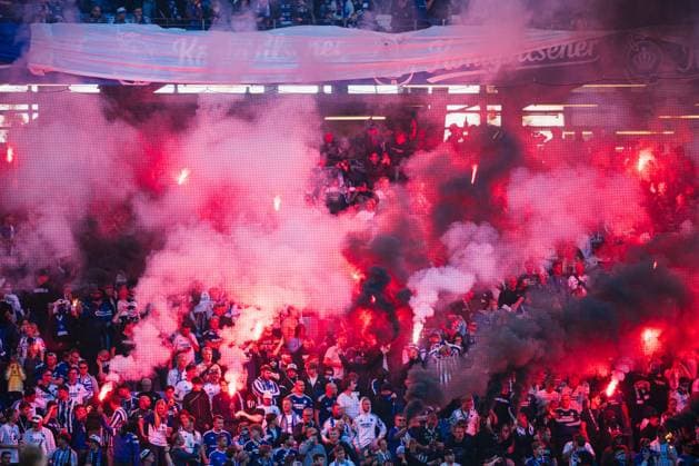 Testspiel: Hamburger SV vs. FC Kopenhagen, 04.10.2026 Ein Meer an Pyrotechnik von den Kopenhagen Fans; Fußball, Testspiel: Hamburger SV vs. FC Kopenhagen am 04.10.2026 im Volksparkstadion, Hamburg DFL REGULATIONS PROHIBIT ANY USE OF PHOTOGRAPHS AS IMAGE SEQUENCES AND OR QUASI-VIDEO. Copyright: xBEAUTIFULxSPORTS Tonhäuserx