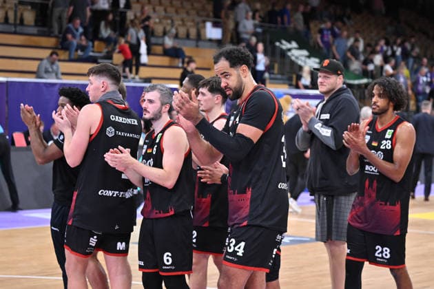 BG Göttingen - SBB Börde Baskets Wolmirstedt 04.10.2026, Göttingen: Basketball: 2. Bundesliga, ProA, BG Göttingen - SBB Börde Baskets Wolmirstedt, 3. Spieltag, Sparkassen-Arena. Akim-Jamal Jonah (M, SBB Börde Baskets Wolmirstedt) klatscht nach dem Spiel. Göttingen Niedersachsen Deutschland