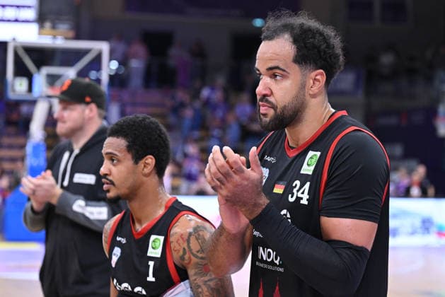 BG Göttingen - SBB Börde Baskets Wolmirstedt 04.10.2026, Göttingen: Basketball: 2. Bundesliga, ProA, BG Göttingen - SBB Börde Baskets Wolmirstedt, 3. Spieltag, Sparkassen-Arena. Akim-Jamal Jonah (SBB Börde Baskets Wolmirstedt) klatscht nach dem Spiel. Göttingen Niedersachsen Deutschland