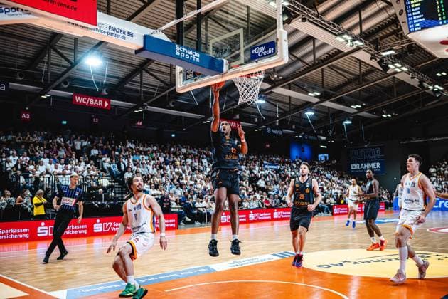 easycredit BBL Basketball Bundesliga 2026 2027 4. Spieltag Science City Jena vs NINERS Chemnitz am 04.10.2026 Nighael Ceaser (Chemnitz) mit dem freien Korbleger gegen links Isaiah Moses (Jena) Sparkassen Arena