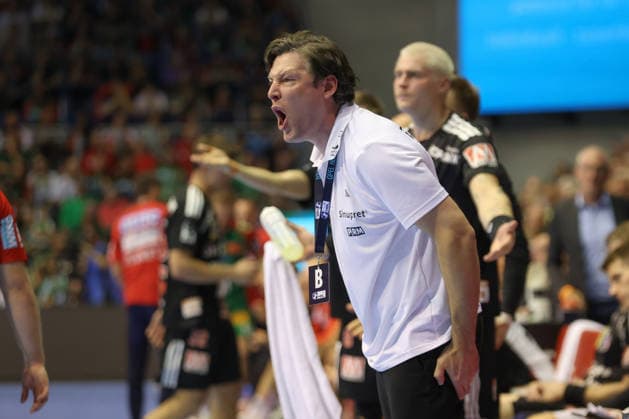 04.10.2026, xtgx, Handball Opel HBL, SC Magdeburg - HC Erlangen emspor, v.l. Johannes Sellin (Erlangen, Trainer) Reklamiert, beschwert sich, schimpft Magdeburg