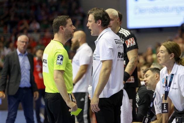 04.10.2026, xtgx, Handball Opel HBL, SC Magdeburg - HC Erlangen emspor, v.l. Johannes Sellin (Erlangen, Trainer) Reklamiert, beschwert sich, schimpft Magdeburg