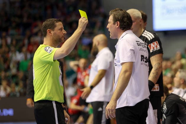04.10.2026, xtgx, Handball Opel HBL, SC Magdeburg - HC Erlangen emspor, v.l. Johannes Sellin (Erlangen, Trainer) Reklamiert, beschwert sich, schimpft Gelbe Karte, yellow card Magdeburg