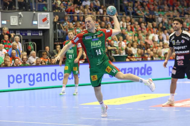 04.10.2026, xtgx, Handball Opel HBL, SC Magdeburg - HC Erlangen emspor, v.l. Omar Ingi Magnusson (Magdeburg, 14) wirft Tor, Torschuetze, erzielt Tor, Treffer, scores the goal SIebenmeter Magdeburg