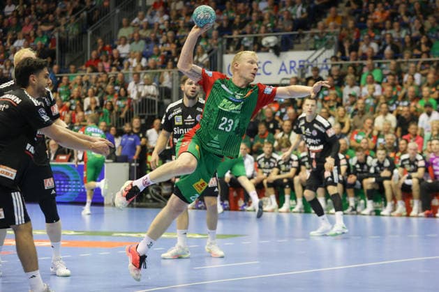 04.10.2026, xtgx, Handball Opel HBL, SC Magdeburg - HC Erlangen emspor, v.l. Magnus Saugstrup (Magdeburg, 23) wirft Tor, Torschuetze, erzielt Tor, Treffer, scores the goal Magdeburg