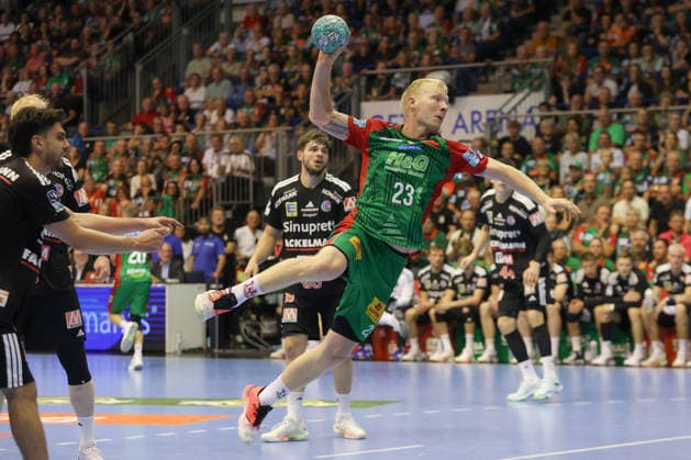 04.10.2026, xtgx, Handball Opel HBL, SC Magdeburg - HC Erlangen emspor, v.l. Magnus Saugstrup (Magdeburg, 23) wirft Tor, Torschuetze, erzielt Tor, Treffer, scores the goal Magdeburg