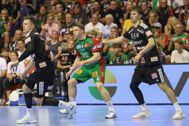 04.10.2026, xtgx, Handball Opel HBL, SC Magdeburg - HC Erlangen emspor, v.l. Malte Elze (Magdeburg, 4), Tim Gömmel (Erlangen, 95) Zweikampf, Duell, Kampf, tackle Magdeburg