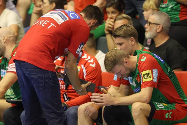 04.10.2026, xtgx, Handball Opel HBL, SC Magdeburg - HC Erlangen emspor, v.l. Bennet Wiegert (Magdeburg, Trainer), Malte Elze (Magdeburg, 4) Magdeburg