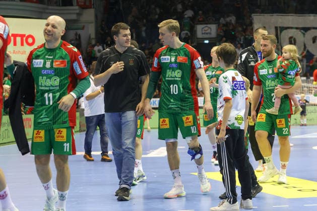 04.10.2026, xtgx, Handball Opel HBL, SC Magdeburg - HC Erlangen emspor, v.l. Elvar Orn Jonsson (Magdeburg, 19), Gisli Thorgeir Kristjansson (Magdeburg, 10) Eisbeutel am Knie, verletzt, Verletzung Magdeburg
