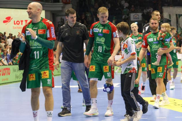 04.10.2026, xtgx, Handball Opel HBL, SC Magdeburg - HC Erlangen emspor, v.l. Elvar Orn Jonsson (Magdeburg, 19), Gisli Thorgeir Kristjansson (Magdeburg, 10) Eisbeutel am Knie, verletzt, Verletzung Magdeburg