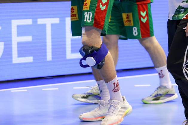 04.10.2026, xtgx, Handball Opel HBL, SC Magdeburg - HC Erlangen emspor, v.l. Gisli Thorgeir Kristjansson (Magdeburg, 10) Eisbeutel am Knie, verletzt, Verletzung Magdeburg