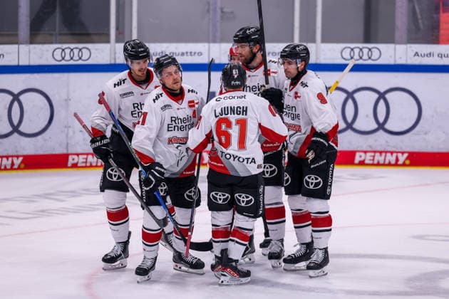 Ingolstadt, Deutschland 04. Oktober 2026: PENNY DEL - 2026 2027 - Sp. 6 - ERC Ingolstadt gegen Kölner Haie Im Bild: in der Traube Torschütze Louis-Marc Aubry (KEC) jubelt nach seinem Tor zum 1:1 mit seinen Mannschaftskollegen, Copyright: xFotostandx xSchäferx