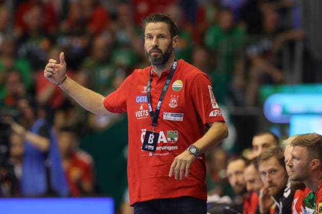 04.10.2026, xtgx, Handball Opel HBL, SC Magdeburg - HC Erlangen emspor, v.l. Bennet Wiegert (Magdeburg, Trainer) gibt Anweisungen, gestikuliert mit den Armen, gesticulate, gives instructions im roten Polo-Shirt, nachdem er in der ersten Halbzeit noch sein gewohntes schwarzes getragen hatte Magdeburg